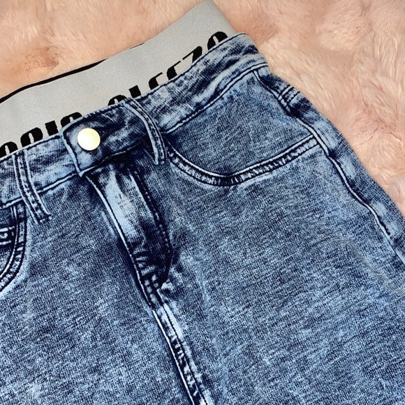 Chic Blue Denim Pencil Skirt - Picture 3 of 12